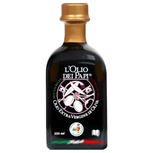 Bottiglia di olio extra vergine di oliva L’Olio dei Papi su sfondo bianco